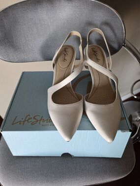 Life Stride Women's Ivory Pointed-Toe Slingback Heels